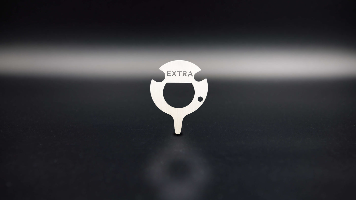 Produktbild des Extra-Multitool in Frontansicht. Hintergrund ist künstlich abgedunkelt, was das Tool in den Vordergrund rückt.