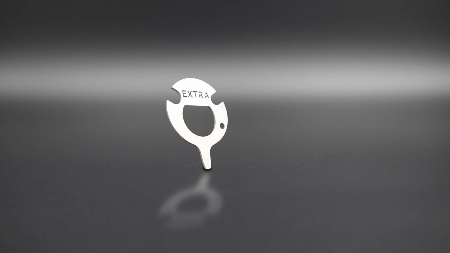 Zweites Produktbild des Extra Multitools. Hintergrund ist künstlich verdunkelt, was das Multitool in den Fokus rückt.