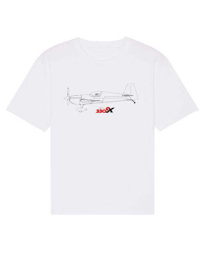 Weißes T-shirt aus 100% Bio-Baumwolle mit  dem EXTRA 330-SX Typlogo mittig, auf der Vorderseite. Darüber ist eine technische Zeichnung der EA-330 SX, in Seitenansicht als Printmotiv abgebildet.