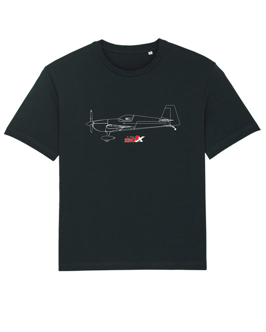 Produktbild eines schwarzen T-Shirts aus 100% Bio-Baumwolle mit dem EXTRA 330-SX Typlogo, mittig auf der Vorderseite. Darüber ist eine Zeichnung der EA-330 SX - Sideview, als Printmotiv abgebildet.