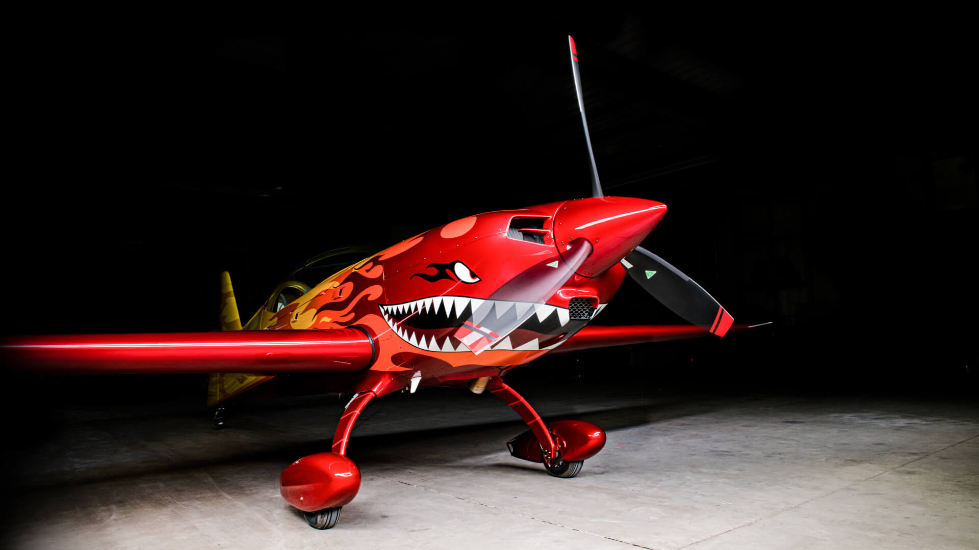 Extra NG - Custom Painting - rote Flammen, breites Grinsen.