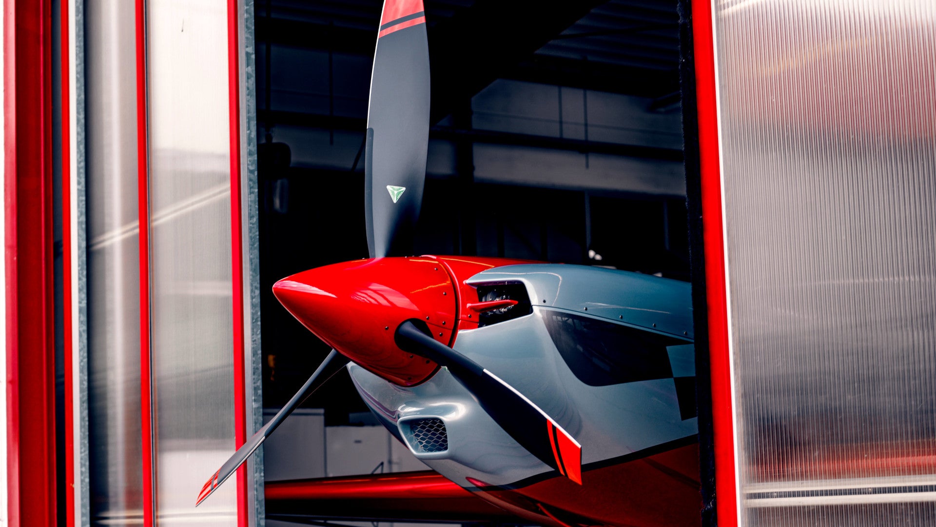 Extra NG -Rot/Silber. Zu sehen ist nur der vordere Teil des Flugzeugs inkl. Propeller. 