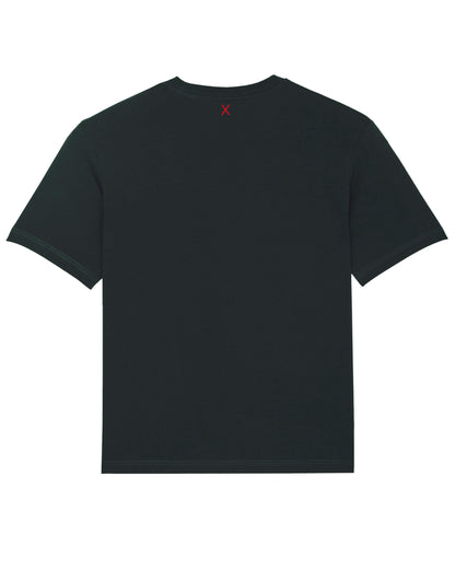Produktbild eines schwarzen T-Shirts. (Rückseite). Mittig unter dem Nacken-Saum ist das ikonische Extra X in rot dargestellt.