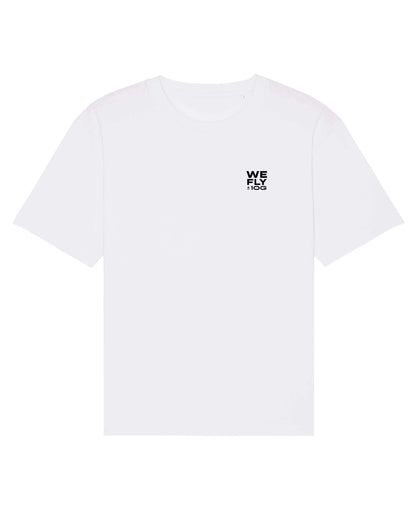 Produktbild eines weißen T-Shirts aus 100% Bio-Baumwolle. Herzseitig, auf Brusthöhe wird das We Fly 10G Motiv dargestellt.