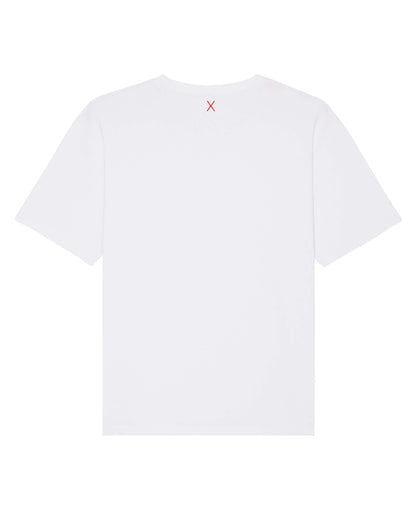 Produktbild eines weißen T-Shirts (Rückseite). Mittig, direkt unter dem Nackensaum ist das ikonische Extra "X" in rot.