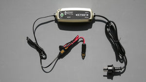 Ctek batterie-Ladegerät. Gesamtansicht inkl. Anschlüssen.