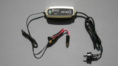 Ctek batterie-Ladegerät. Gesamtansicht inkl. Anschlüssen.