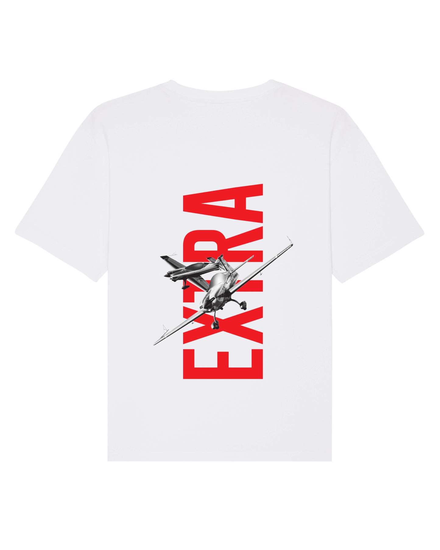 Produktbild eines weißen T-Shirts mit Backprint: Auf der Rückseite des Shirts ist ist im Hintergrund ist von unten nach oben Der Unternehmensname "EXTRA" in knallroter Schrift zu lesen. Im Vordergrund sind zwei Extra NGs im Flug abgebildet.