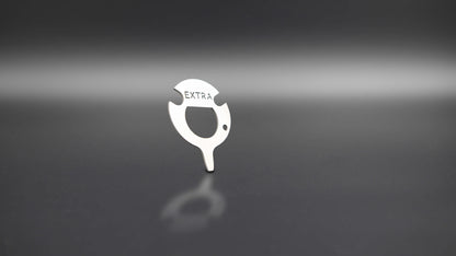 Zweites Produktbild des Extra Multitools. Hintergrund ist künstlich verdunkelt, was das Multitool in den Fokus rückt.