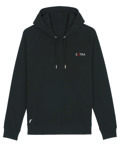 Produktbild des schwarzen Extra Hoodies in Frontansicht. Das ikonische Extra-Unternehmenslogo befindet sich herzseitig auf der Brust. Am unteren Saum auf der rechten Seite ist eine kleine Flugzeugapplikation eingestickt, die subtile Abenteuerlust vermittelt.