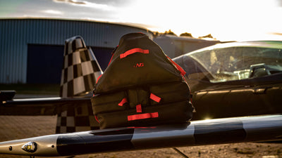 Extra NG - Taschenset in rot. Detailansicht bei Sonnenuntergang.