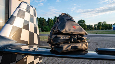 Das Extra NG - Taschenset in schwarz. Detailansicht bei Sonnenuntergang.