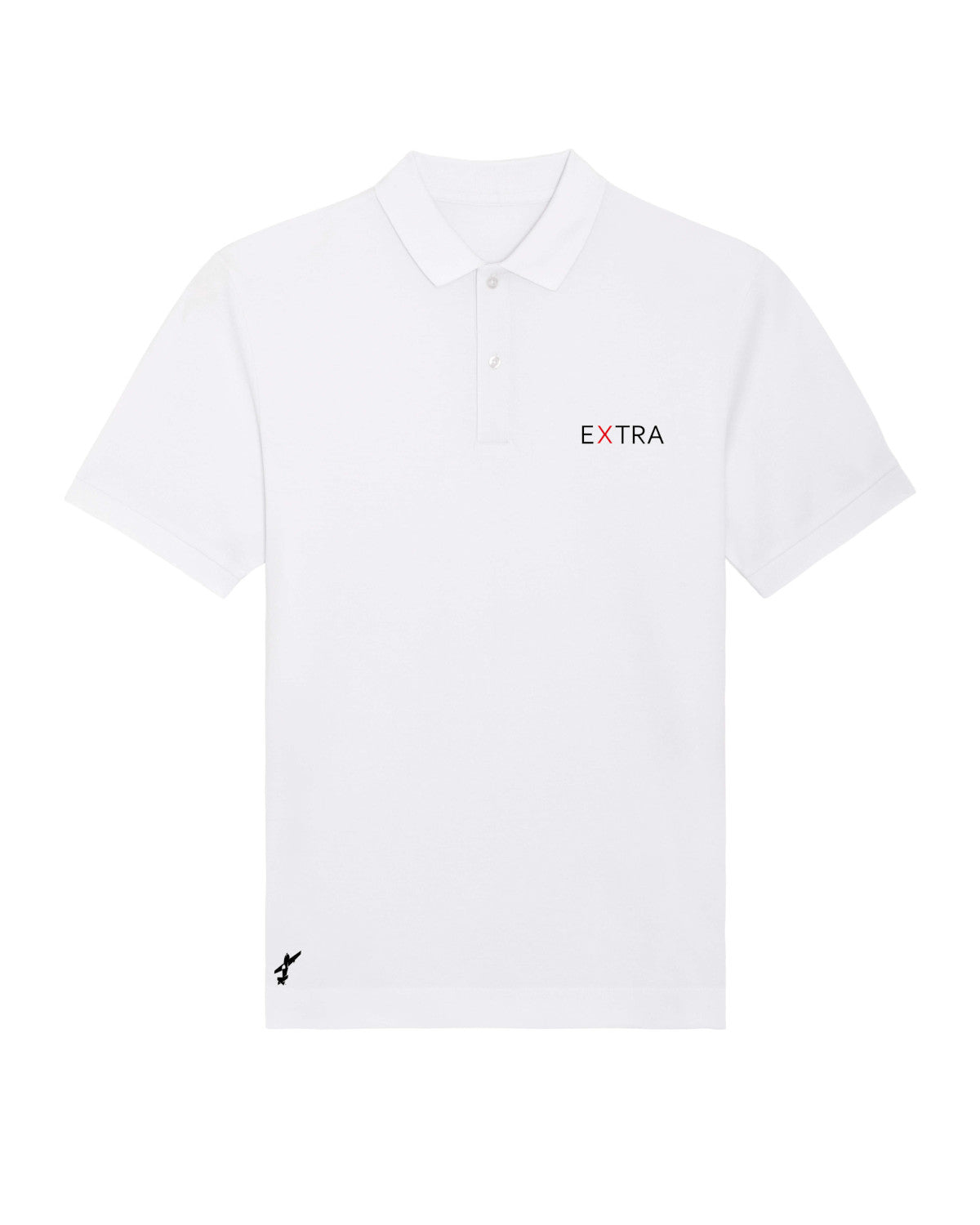 Produktbild eines weißen Poloshirts: Das ikonische Extra-Unternehmenslogo befindet sich herzseitig auf der Brust. Am unteren Saum auf der rechten Seite ist eine kleine Flugzeugapplikation eingestickt, die subtile Abenteuerlust vermittelt.