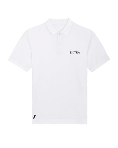 Produktbild eines weißen Poloshirts: Das ikonische Extra-Unternehmenslogo befindet sich herzseitig auf der Brust. Am unteren Saum auf der rechten Seite ist eine kleine Flugzeugapplikation eingestickt, die subtile Abenteuerlust vermittelt.