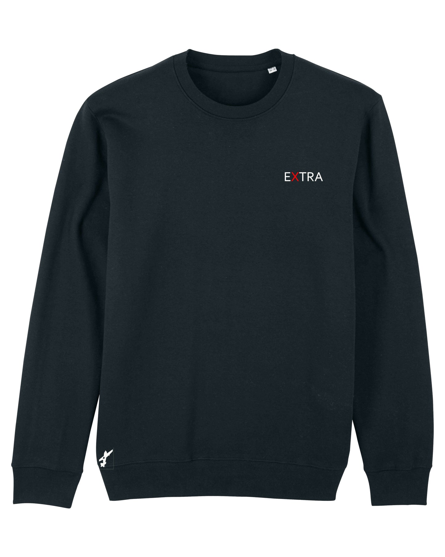 Produktbild des schwarzen Extra Sweaters. Das ikonische Extra-Unternehmenslogo befindet sich herzseitig auf der Brust. Am unteren Saum auf der rechten Seite ist eine kleine Flugzeugapplikation eingestickt, die subtile Abenteuerlust vermittelt.