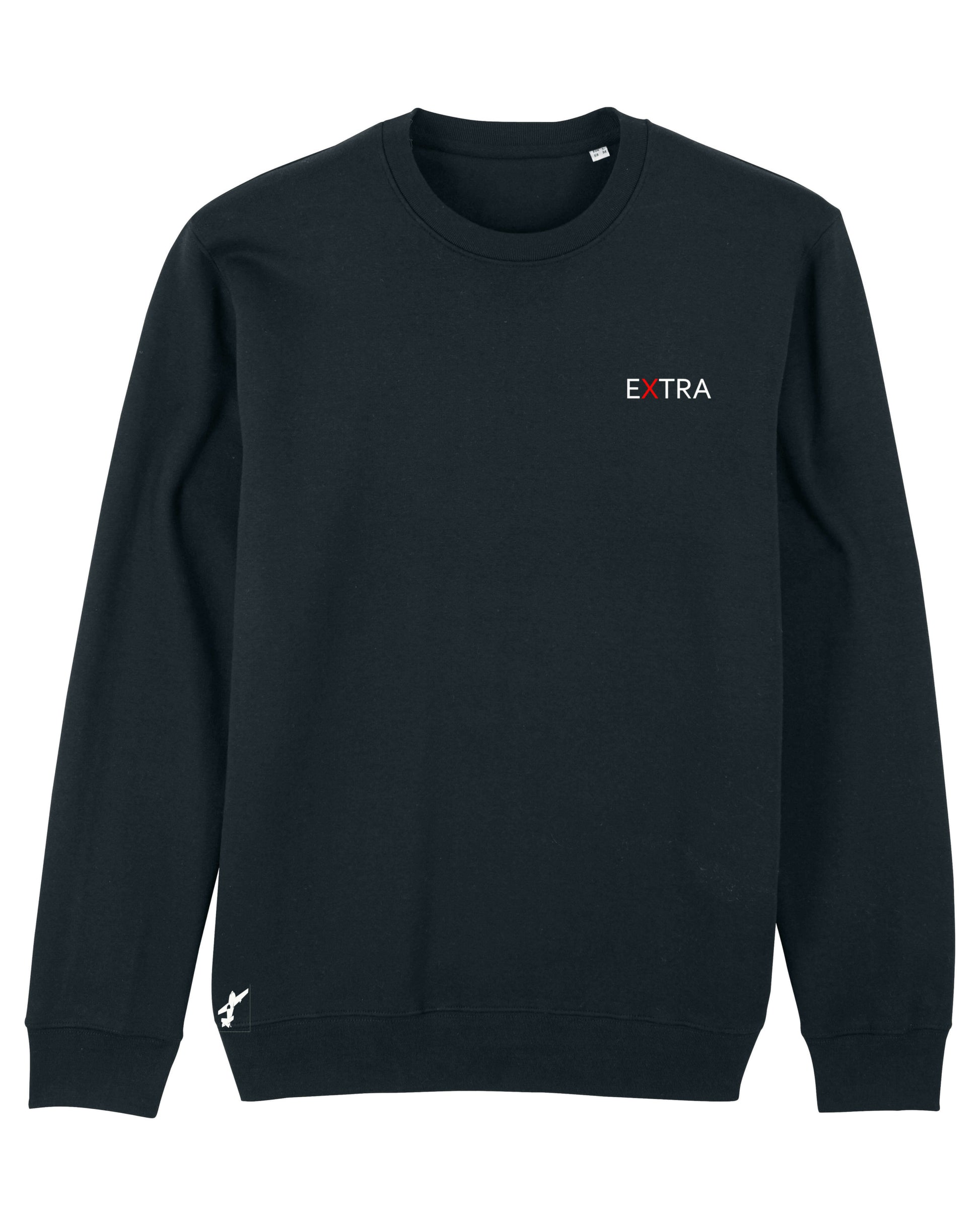 Produktbild des schwarzen Extra Sweaters. Das ikonische Extra-Unternehmenslogo befindet sich herzseitig auf der Brust. Am unteren Saum auf der rechten Seite ist eine kleine Flugzeugapplikation eingestickt, die subtile Abenteuerlust vermittelt.