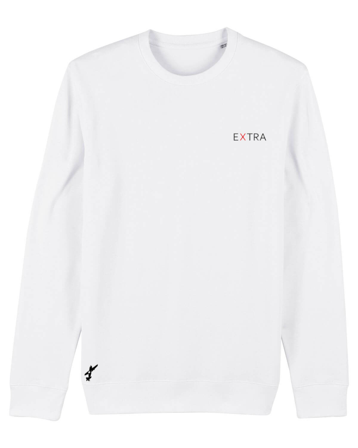 Produktbild eines weißen Sweaters: Das ikonische Extra-Unternehmenslogo befindet sich herzseitig auf der Brust. Am unteren Saum auf der rechten Seite ist eine kleine Flugzeugapplikation eingestickt, die subtile Abenteuerlust vermittelt.