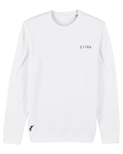 Produktbild eines weißen Sweaters: Das ikonische Extra-Unternehmenslogo befindet sich herzseitig auf der Brust. Am unteren Saum auf der rechten Seite ist eine kleine Flugzeugapplikation eingestickt, die subtile Abenteuerlust vermittelt.