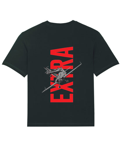 Produktbild eines schwarzen T-Shirts mit Backprint: Auf der Rückseite des Shirts ist im Hintergrund von unten nach oben der Unternehmensname "EXTRA" in knallroter Schrift zu lesen. Im Vordergrund sind zwei Extra NGs im Flug abgebildet.