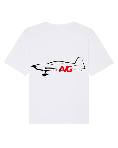 Produktbild eines weißen T-Shirts mit Backprint: Auf der Rückseite des Shirts ist die Extra NG Silhouette abstrakt in schwarz abgebildet. Das Extra NG Modelllogo ist in die Struktur der Silhouette eingebettet und bildet durch die rote Farbe einen starken Kontrast zum Rest des Shirts.