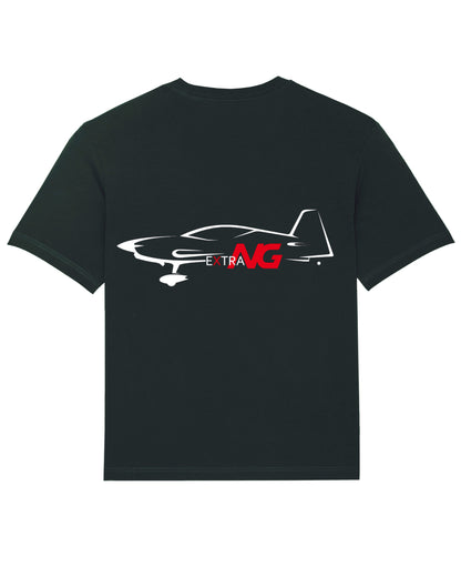 Produktbild eines schwarzen T-Shirts mit Backprint: Auf der Rückseite des Shirts ist die Extra NG Silhouette abstrakt in weiß abgebildet. Das Extra NG Modelllogo ist in die Struktur der Silhouette eingebettet und bildet durch die rote Farbe einen starken Kontrast zum Rest des Shirts.
