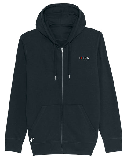 Produktbild der schwarzen Strickjacke mit Reißverschluss. Das ikonische Extra-Unternehmenslogo befindet sich herzseitig auf der Brust. Am unteren Saum auf der rechten Seite ist eine kleine Flugzeugapplikation eingestickt, die subtile Abenteuerlust vermittelt.